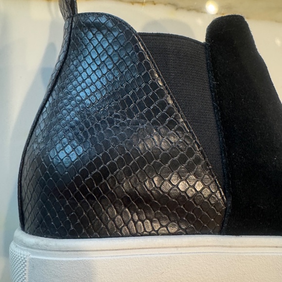 STEVE MADDEN CAYDEN HIDDEN HEEL WEDGE BLACK SUEDE SLIP ON SZ  7.5 M - Picture 6 of 8